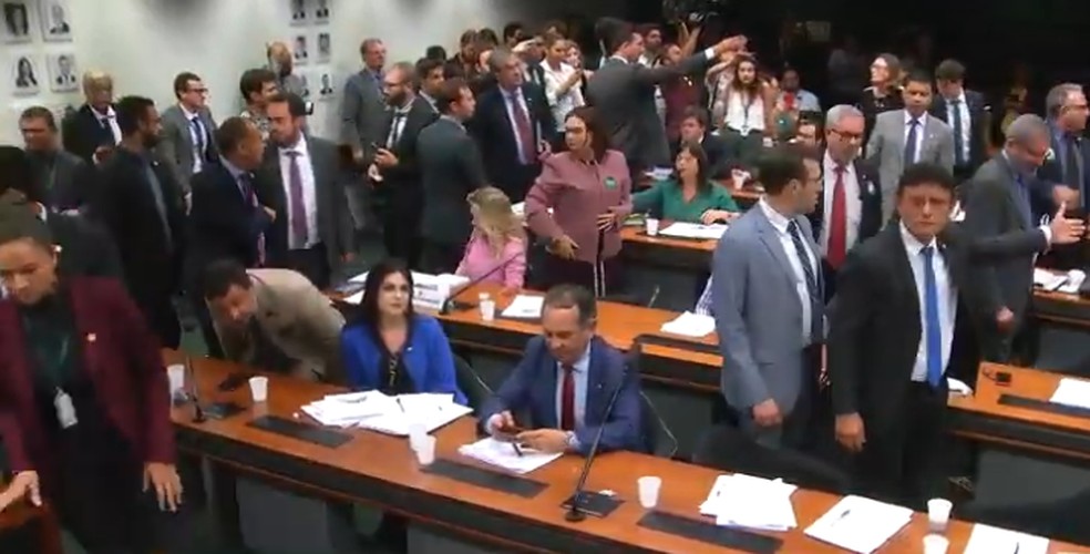 Momento de tumulto durante comissão da câmara que pede esclarecimento a Weintraub sobre dizer que há "plantações de maconha" e "laboratórios de droga" nas universidades federais  — Foto: Reprodução/TV Câmara