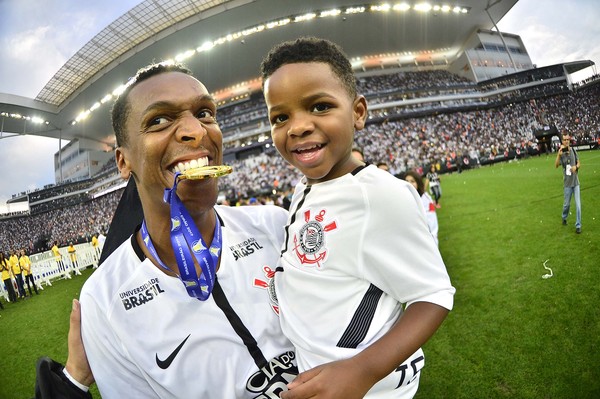 Jô é liberado de treino do Corinthians e não deve enfrentar o Sport