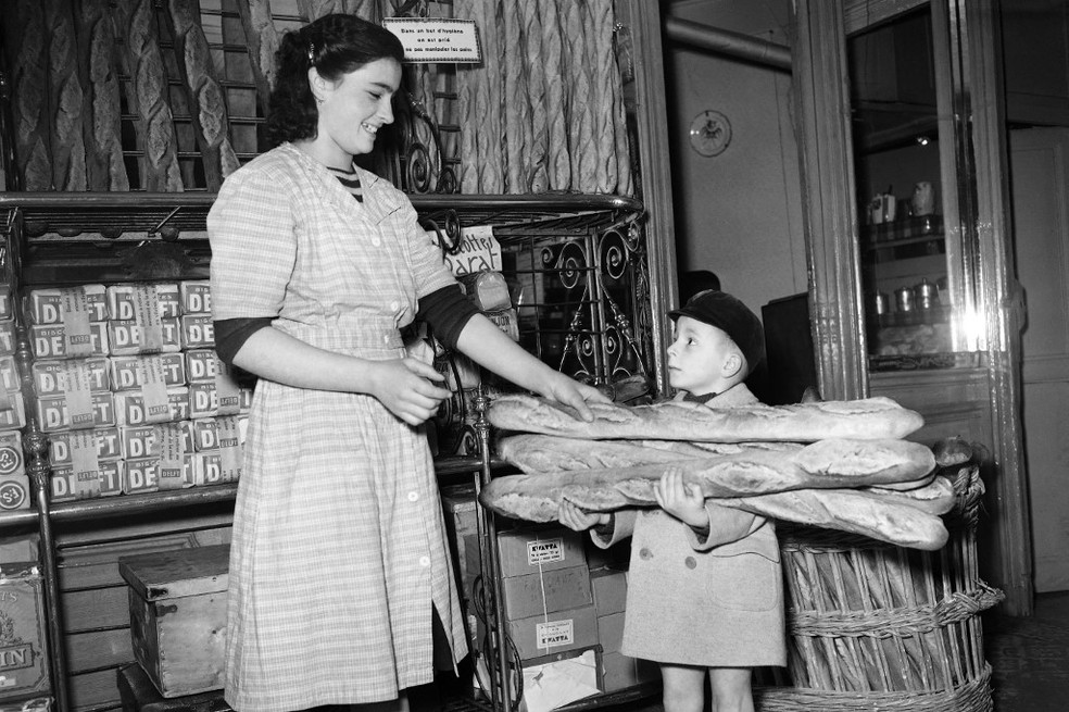 Garoto francês compra baguetes em 1949 para estocar antes de greve geral dos padeiros — Foto: AFP/Arquivo