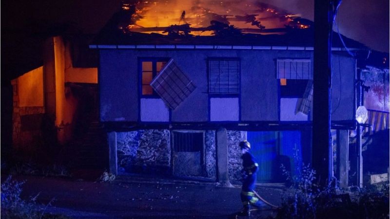 Incêndios de 'sexta geração' tornam quase impossível o trabalho dos bombeiros por causa de sua intensidade (Foto: EPA via BBC News)
