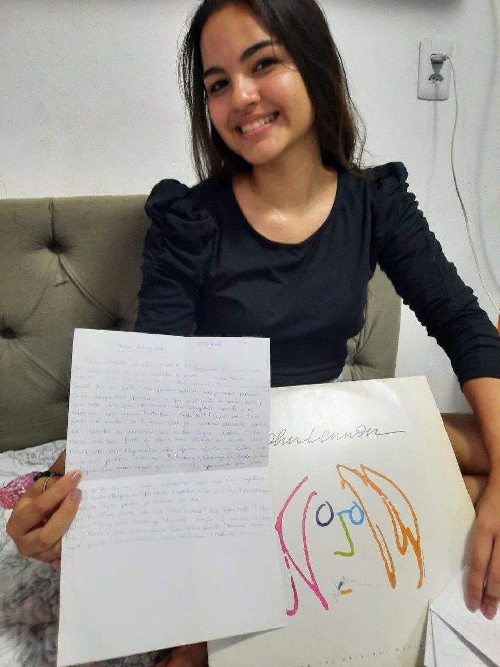 Bárbara Schneider, de 15 anos, segura carta escrita pelo pai antes do nascimento dela e que estava escondida em disco  — Foto: Cedida
