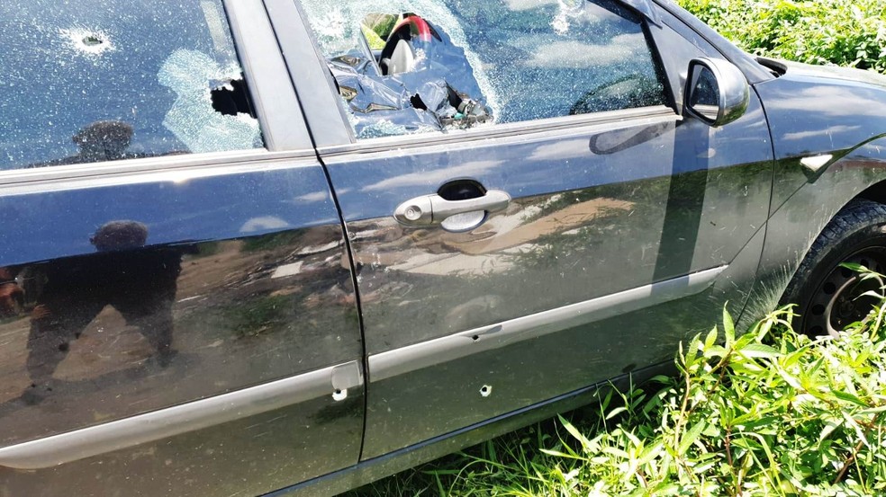 Carro do policial ficou cheio de marcas de tiros em São Vicente, SP — Foto: g1 Santos