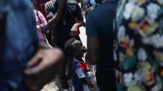 Criança haitiana junto a grupo de imigrantes que aguardam para entregar documentos a representantes de organizações sociais para regularizar sua situação de imigração na praça Benito Juarez, em Tapachula, no estado de Chiapas, México — Foto: EDGARD GARRIDO / REUTERS - 14/09/2021