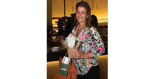 Flávia Kujawski recebe os mimos da La Mer e o arranjo de flores da Bothanica Paulista