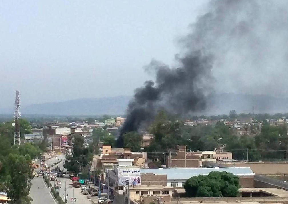 FumaÃ§a Ã© vista saindo de edifÃ­cio do governo alvo de ataque em Jalalabad, no AfeganistÃ£o (Foto: Parwiz/Reuters)