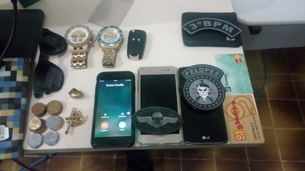 Celulares, relógios e cartões foram apreendidos (Foto: Polícia Militar)