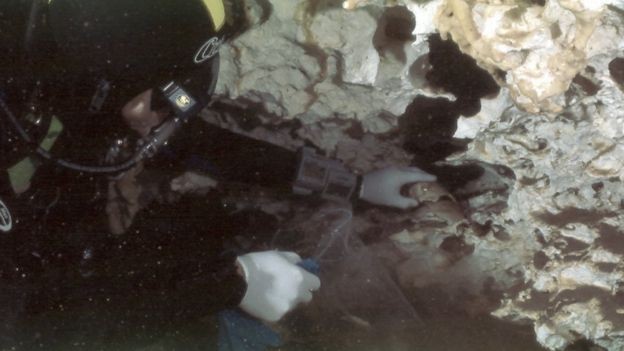 O investigador subaquático Octavio del Río foi o descobridor de Eva de Naharon (Foto: Eugenio Aceves/INAH via BBC)