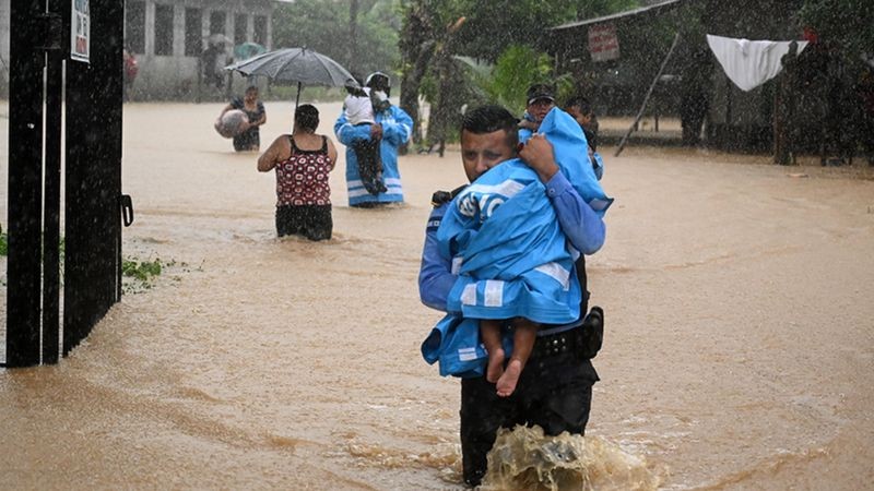 Inundações, furacões e secas estão se tornando mais frequentes e intensos com as mudanças climáticas (Foto: Getty Images via BBC News Brasil)