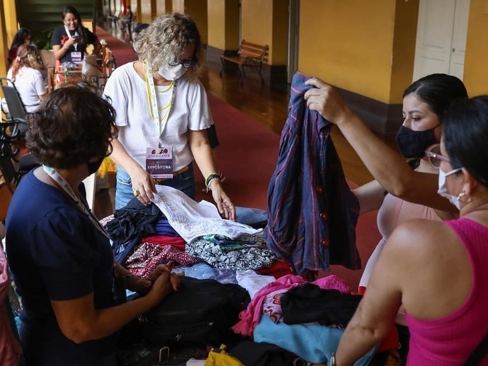 Artesanato e roupas são alguns dos itens oferecidos pelas expositoras na ExpoMulher, em Manaus — Foto: Divulgação