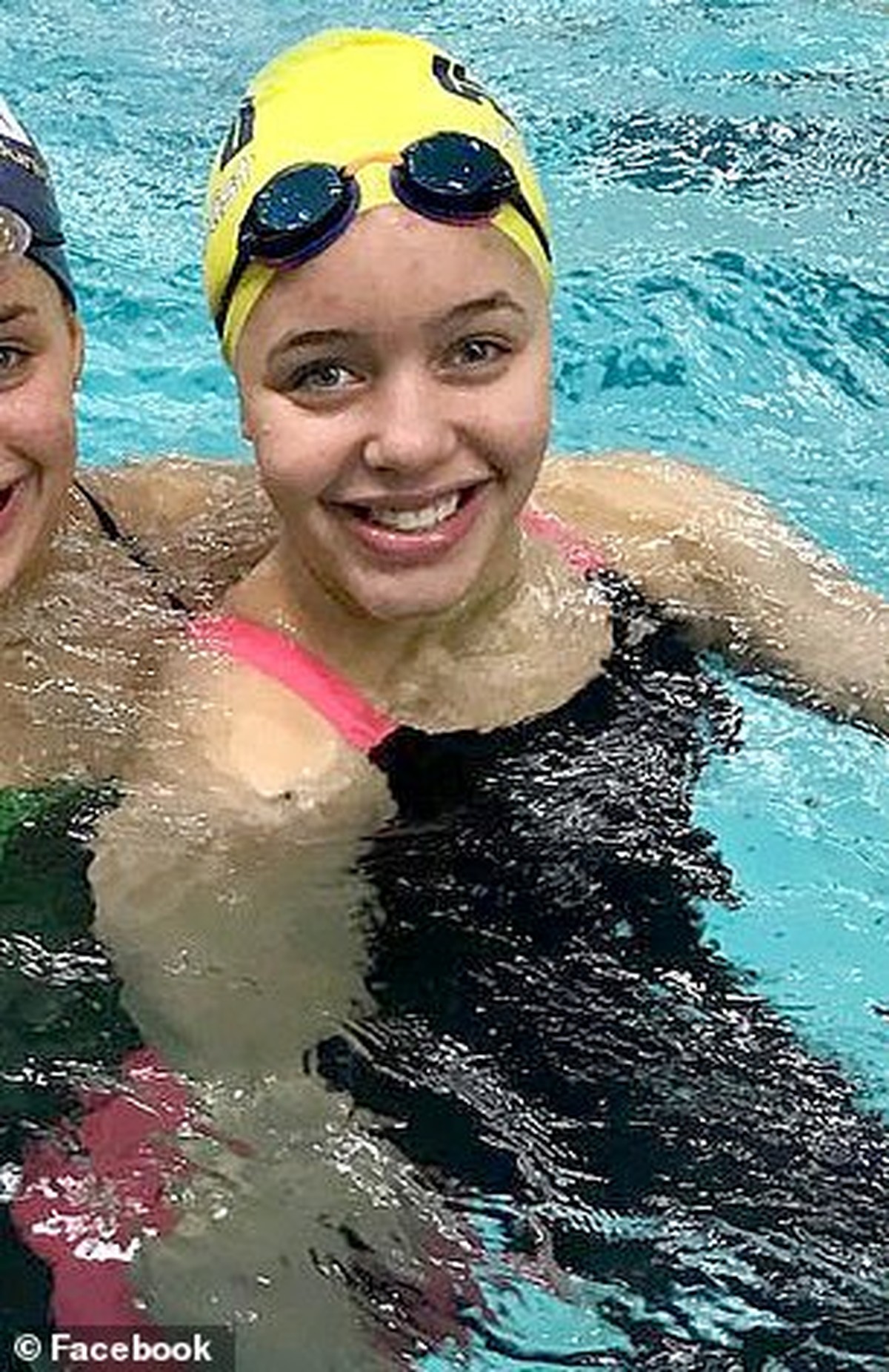 Após perder ouro por "mostrar demais" com maiô, nadadora de 17 anos