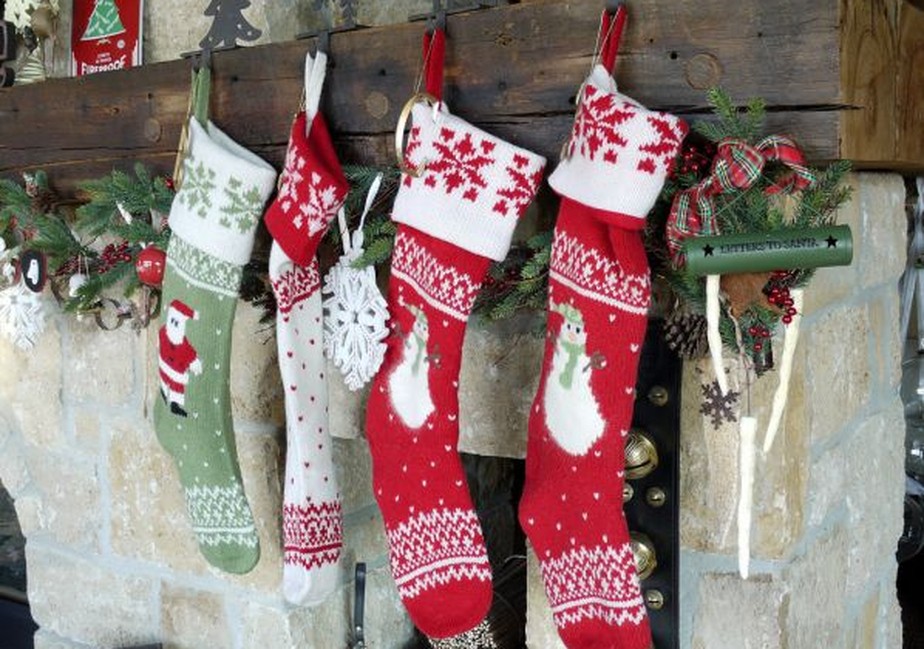 Conheça a história da tradição natalina de botar meias na lareira | Extras  Estúdio C | Rede Globo