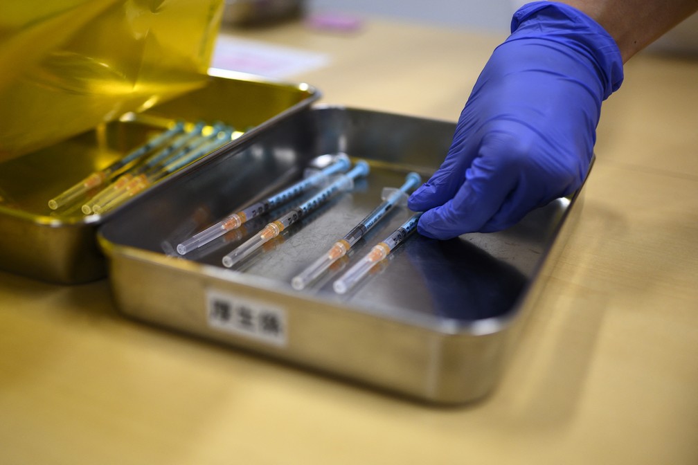 Vacinas produzidas pela Pfizer/BioNTech prestes a serem aplicadas no Japão nesta quarta-feira (17) — Foto: Charly Triballeau/AFP