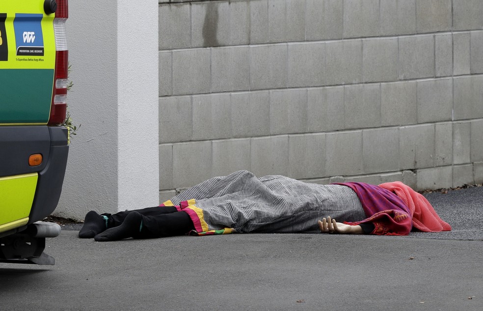 Vítima de ataque a mesquitas nesta sexta-feira (15), em Christchurch, na Nova Zelândia — Foto: Mark Baker/AP