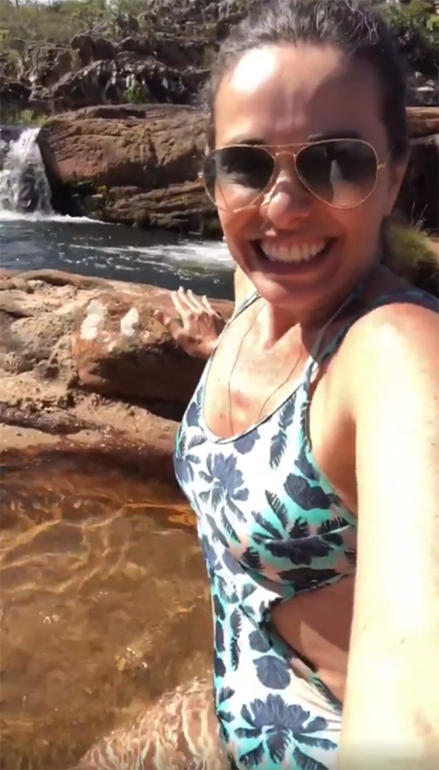 Carla Vilhena se diverte em cachoeira gelada em Minas Gerais (Foto: Reprodução/Instagram)