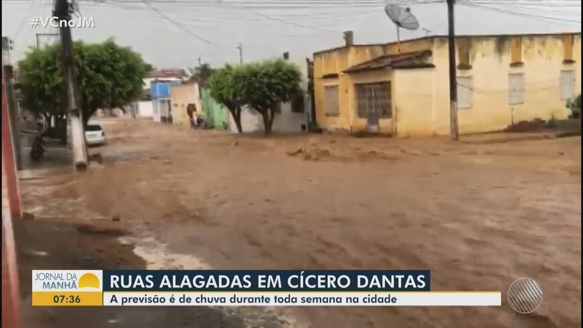 VÍDEO: Chuva provoca enxurrada em rua no Centro de Cícero Dantas, no interior da Bahia