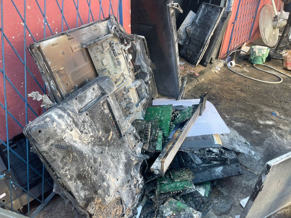 Televisores destruídos durante incêndio em assistência técnica em Teresina — Foto: Reprodução/Redes sociais