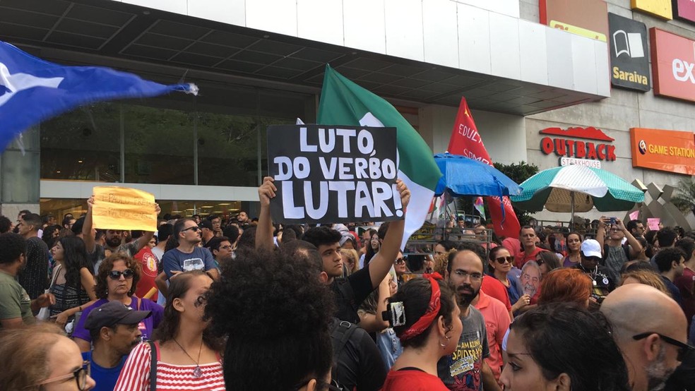 Em Natal, estudantes e professores se reuniram no cruzamento entre as avenidas Salgado Filho e Bernardo Vieira — Foto: Heloísa Guimarães/Inter TV Cabugi