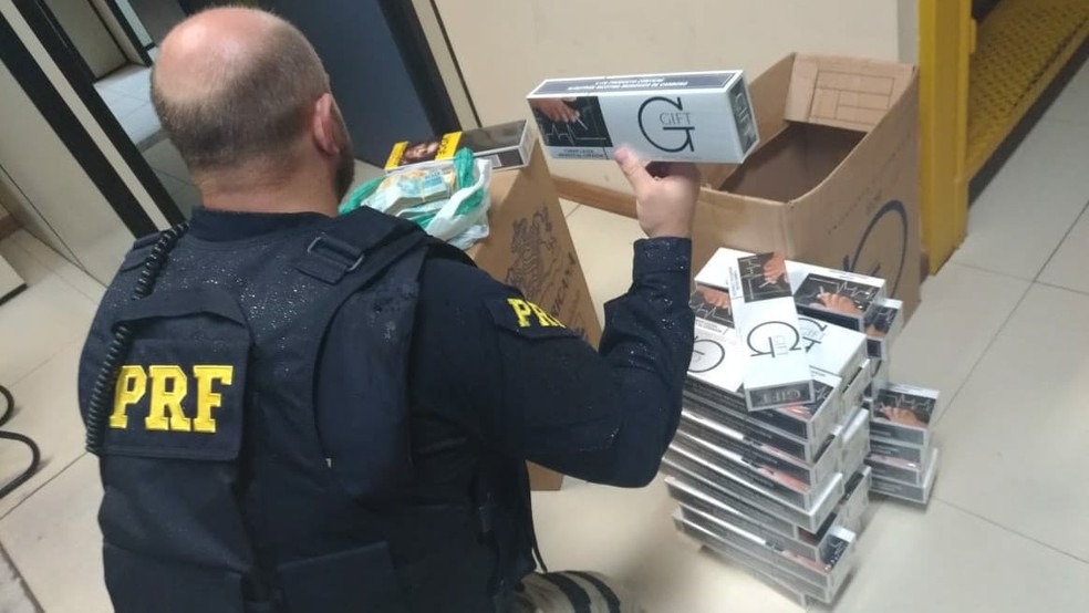 PRF apreende 1.660 maÃ§os de cigarro paraguaios com homem em carro roubado, na BR-101, em Rio Bonito, no RJ â Foto: DivulgaÃ§Ã£o | PRF