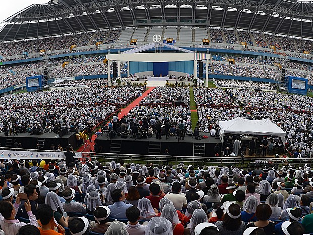 Estádio onde missa foi celebrada ficou repleto de fiéis na Coreia do Sul (Foto: Vincenzo Pinto/AFP)