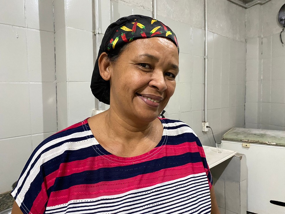 Filha de ribeirinhos ensina preparo de pacu na brasa — Foto: TV Centro América