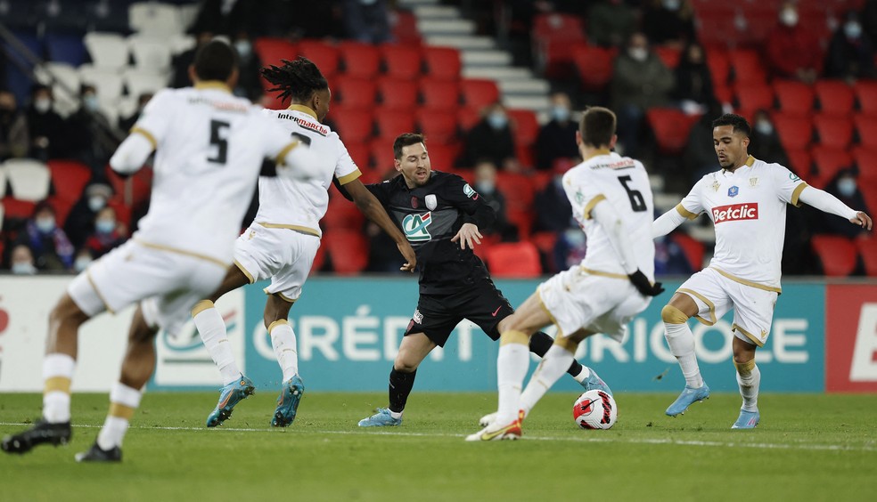 Messi cercado por quatro marcadores do Nice  Foto: Reuters
