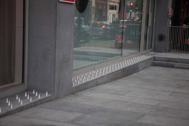 A calçada com as barras de ferro antes da instalação da cama: para grupo, espaço é público (Foto: Reprodução / Tumblr)