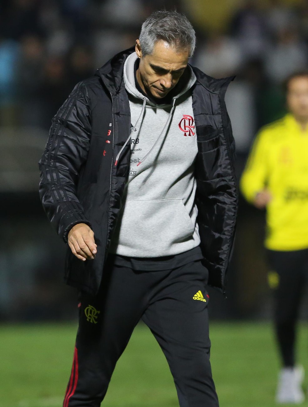 Paulo Sousa caminha cabisbaixo em Bragantino x Flamengo — Foto: Wilian Oliveira/Futura Press