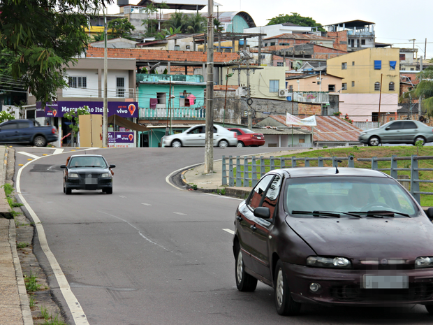 Mulher foi encontrada em via pública, próximo a ponte na Avenida Brasil (Foto: Ísis Capistrano/ G1 AM)