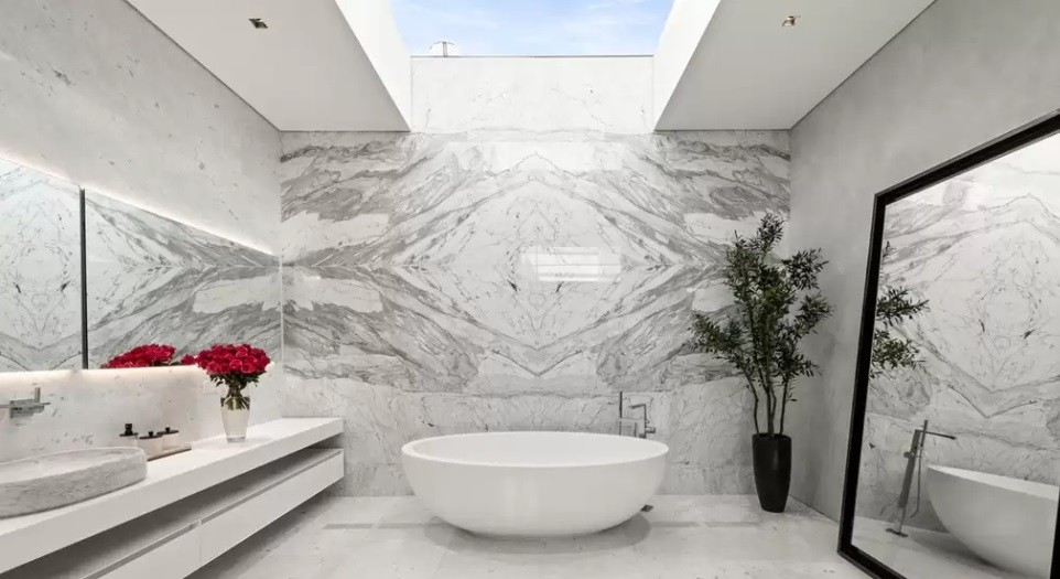 Banheiros são revestidos de mármore importado (Foto: Realtor)