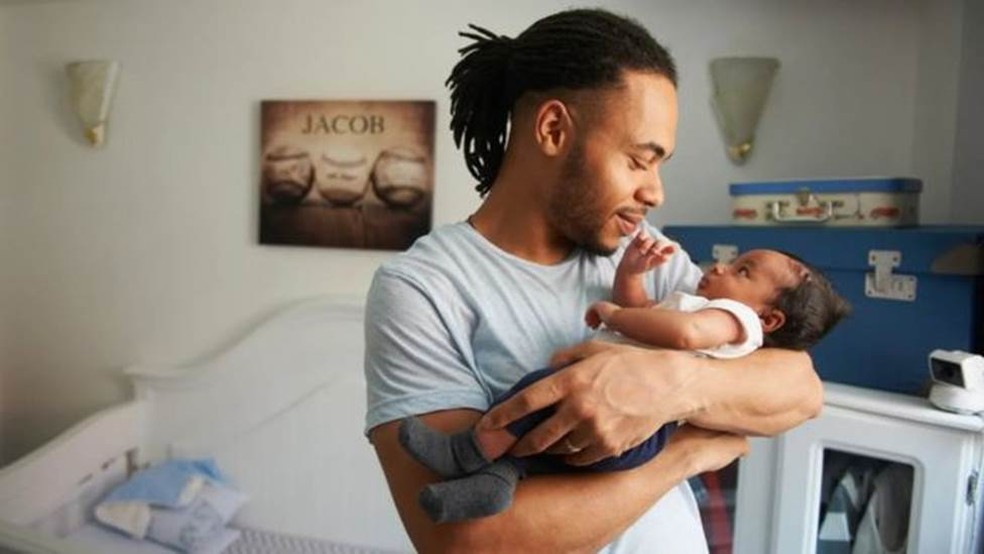 Cuidados atenciosos e carinhosos foram associados a uma série de benefícios para as crianças e os bebês, incluindo maior segurança nas conexões. — Foto: GETTY IMAGES/BBC