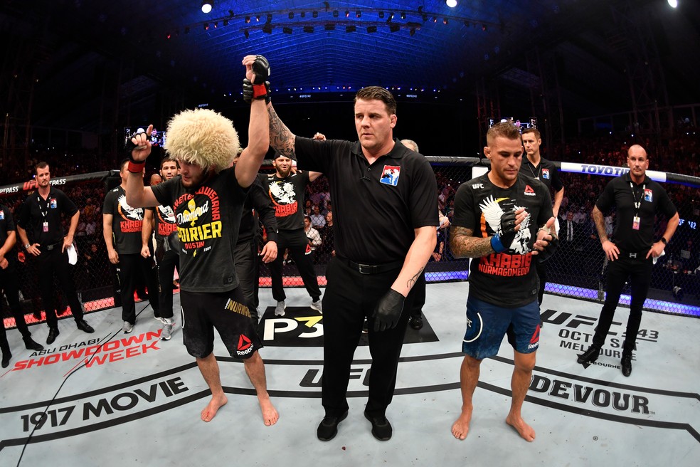 Khabib Nurmagomedov cumpriu a promessa feita no UFC 242 e doou US$ 100 mil à fundação de Dustin Poirier — Foto: Getty Images