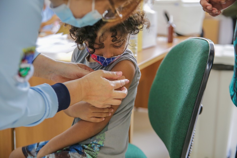 Vacinação contra a Covid-19, alcança crianças de 3 anos a 5 anos — Foto: Rodrigo Nagafuti/Secom Poá