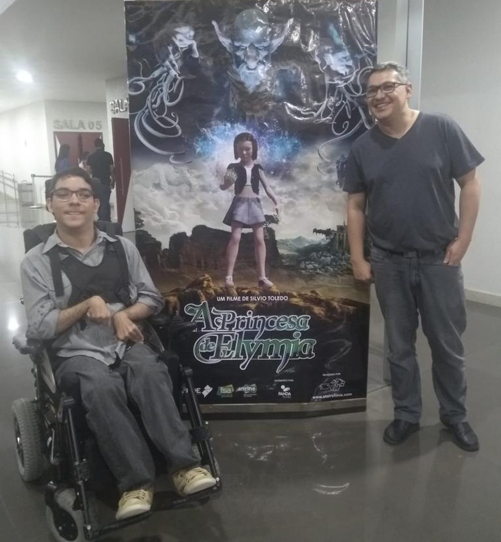 Thercio gosta de ir ao cinema, mas também enfrenta dificuldades para assistir filmes — Foto: Tânia Maria/Arquivo pessoal