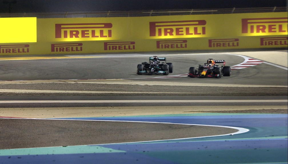 Verstappen ultrapassa Hamilton por fora dos limites de pista na curva 4 do circuito do Bahrein em 2023 — Foto: Reprodução/FOM