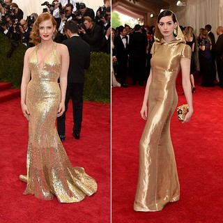 Ladies in gold: Anne Hathaway optou pelo dourado da Ralph Lauren, que carregava capuz, enquanto Jessica Chastain preferiu um modelo mais decotado