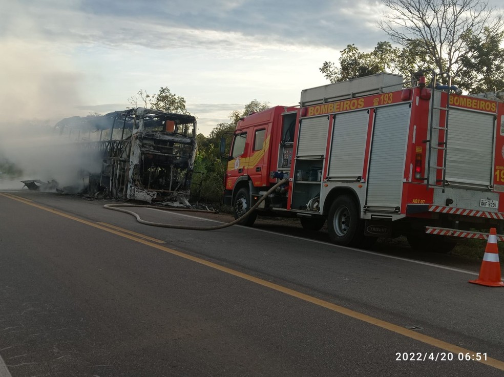 Ônibus ficou totalmente destruído após pegar fogo na BR-153 — Foto: Divulgação/Corpo de Bombeiros