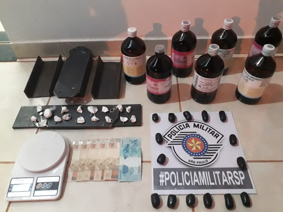 Coca&iacute;na, produtos qu&iacute;micos e prensa foram apreendidos em Fl&oacute;rida Paulista &mdash; Foto: Pol&iacute;cia Militar