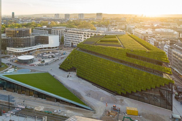 Prédio comercial na Alemanha ganha maior fachada verde da Europa (Foto: Ingenhoven Architects / HGEsch / Divulgação)