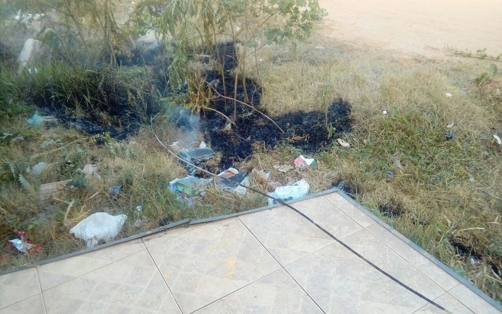 Cabo de alta tens&atilde;o provocou um princ&iacute;pio de inc&ecirc;ndio (Foto: Familiares da v&iacute;tima)