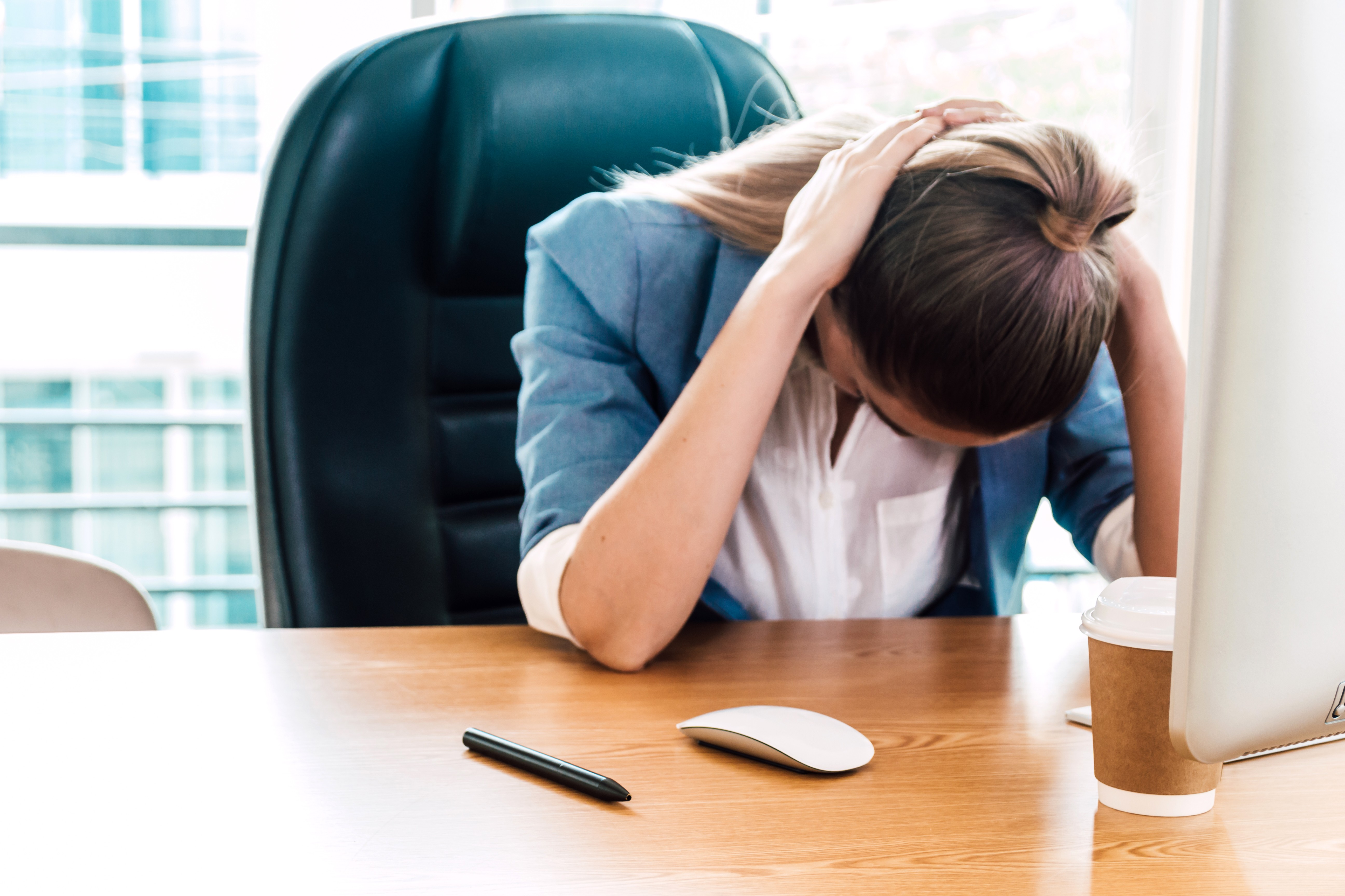 Mulher com dor de cabeça (Foto: Thinkstock)