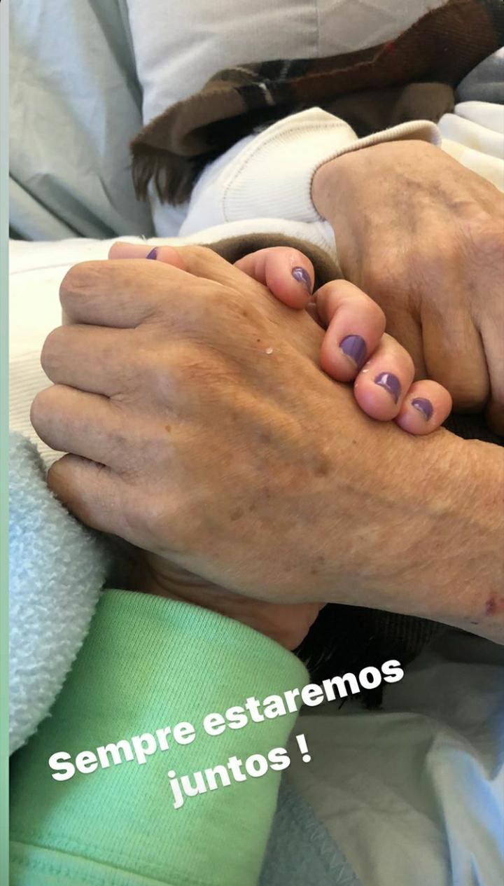 Thais Saccomani posta foto segurando a mão de Arnaldo Saccomani  (Foto: Reprodução/Instagram)