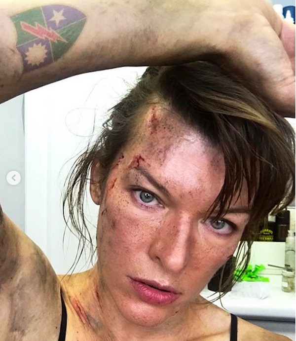 A atriz Milla Jovovich nos bastidores das filmagens de Monster Hunter (Foto: Instagram)