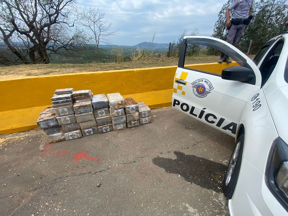 Tabletes de pasta base de cocaína foram achados pela polícia em meio à carga de milho — Foto: Arquivo pessoal