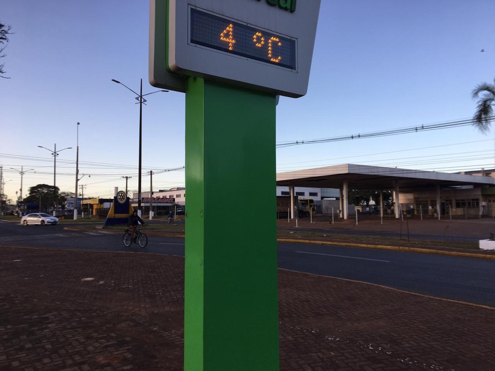 Termômetro marca 4ºC na madrugada deste sábado (3), em Ponta Porã, no sul de MS — Foto: Martim Andrada/TV Morena