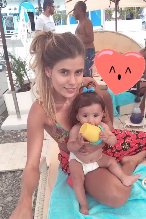 Carol Cabrino, mulher de Marquinhos, curte piscina com a filha Duda (Foto: Reprodução/Instagram)