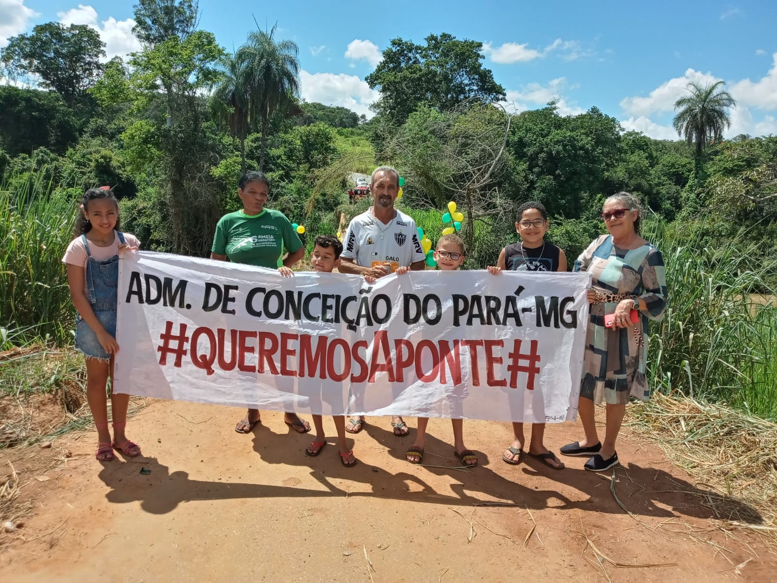 VÍDEO: Com direito a bolo e fogos de artifício, moradores fazem 'festa' em ponte destruída há mais de um ano em Conceição do Pará