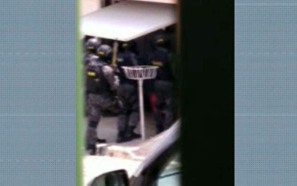 Polícia Militar faz negociação para tentar liberar reféns de criminoso envolvido no assalto no Aeroporto de Viracopos, em Campinas. — Foto: Reprodução/EPTV