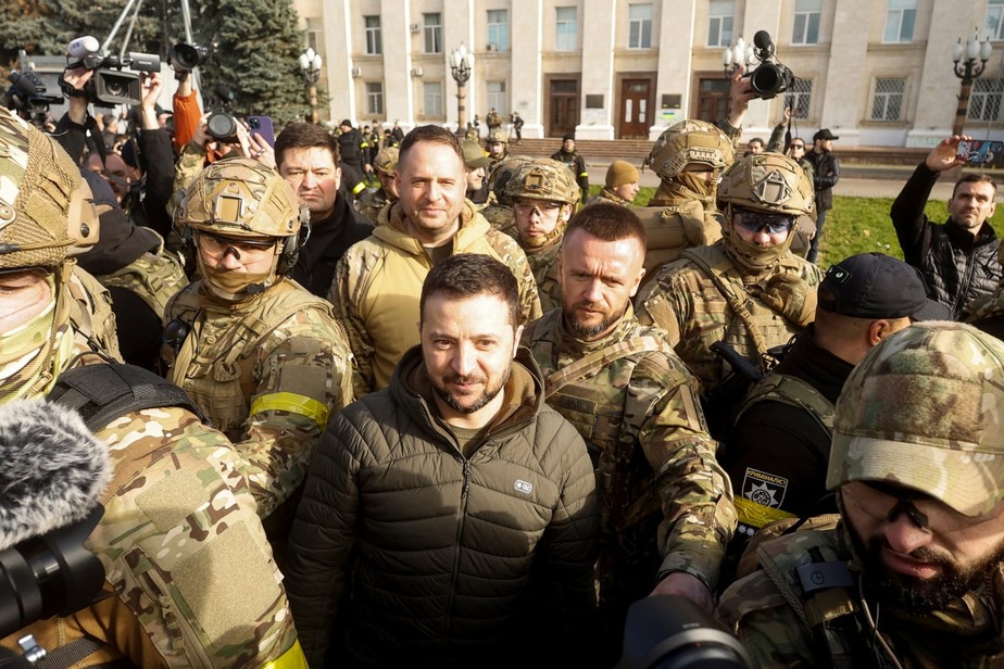 Presidente ucraniano, Volodymyr Zelensky, visita cidade de Kherson após retirada das forças de Moscou