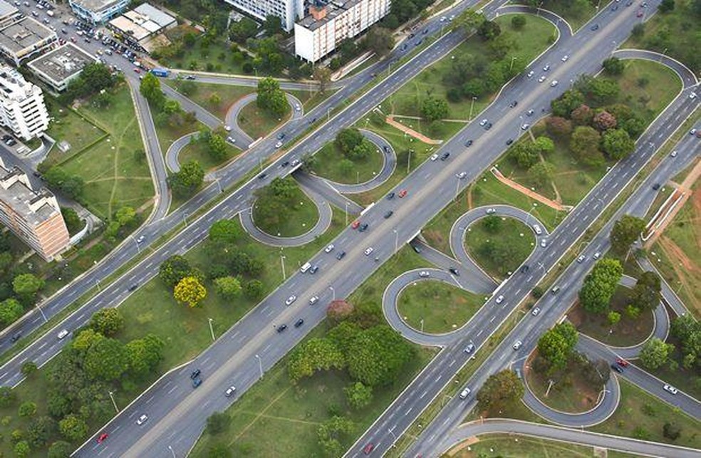 Imagem aérea de Brasília mostra via L2 e "tesourinhas" — Foto: TV Globo/ Reprodução