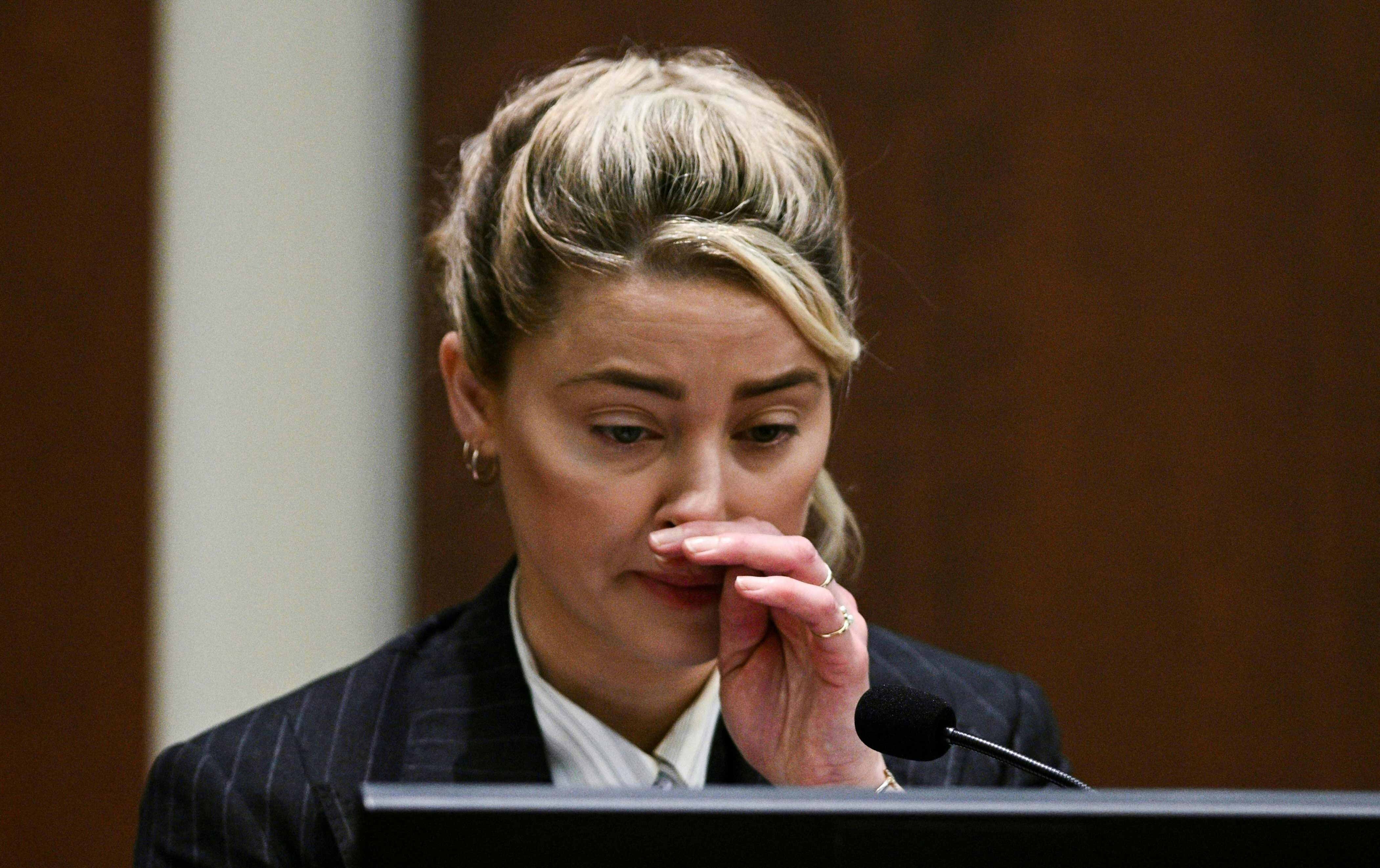 Amber Heard é questionada sobre faca e recados de amor pelos advogados de Depp